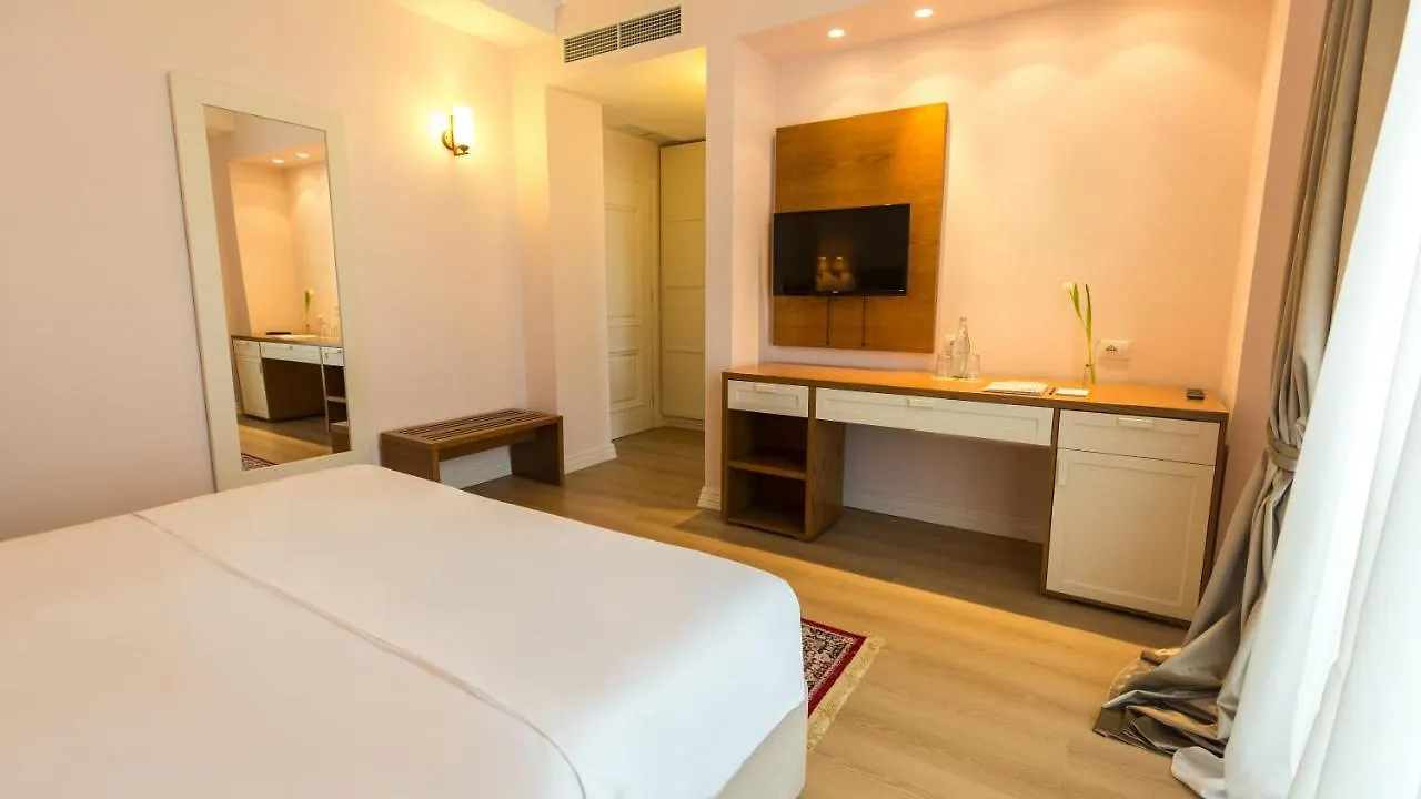 Royal Hill Hotel Vorë