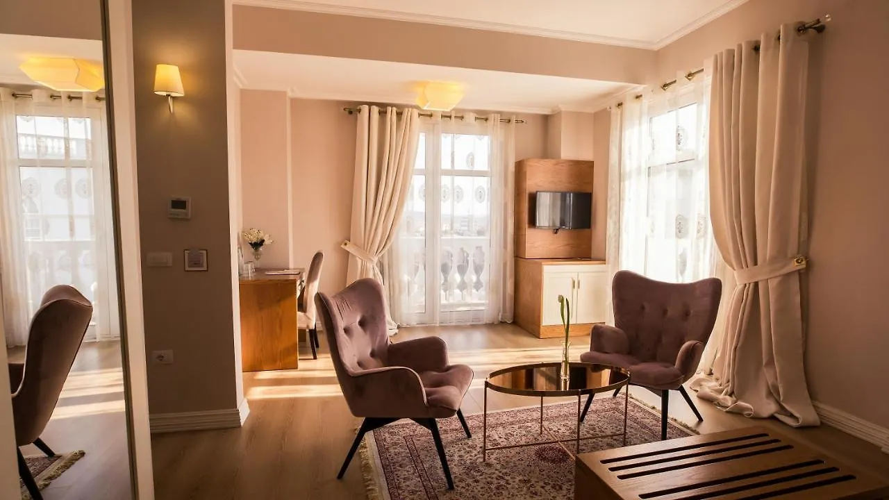 Royal Hill Hotel Vorë