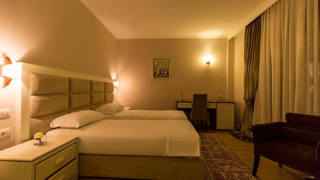 Royal Hill Hotel Vorë